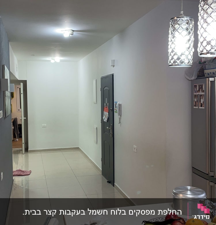 מנורות תלויות ותאורה בתקרה במסדרון